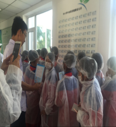 浑南区第十二小学300余名学生到中小学中央厨房进行参观