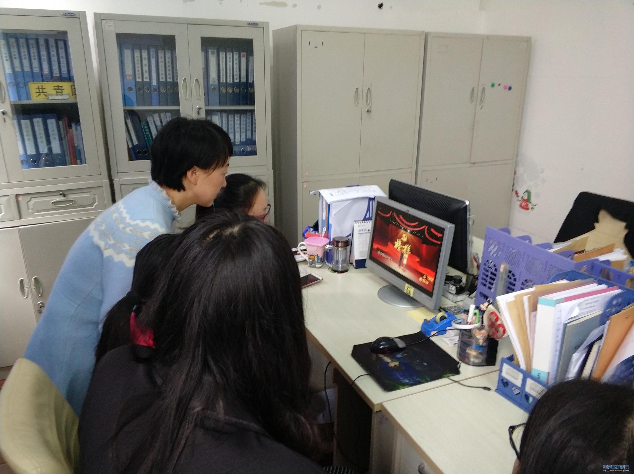 库榆社区党总支组织观看《榜样》专题片