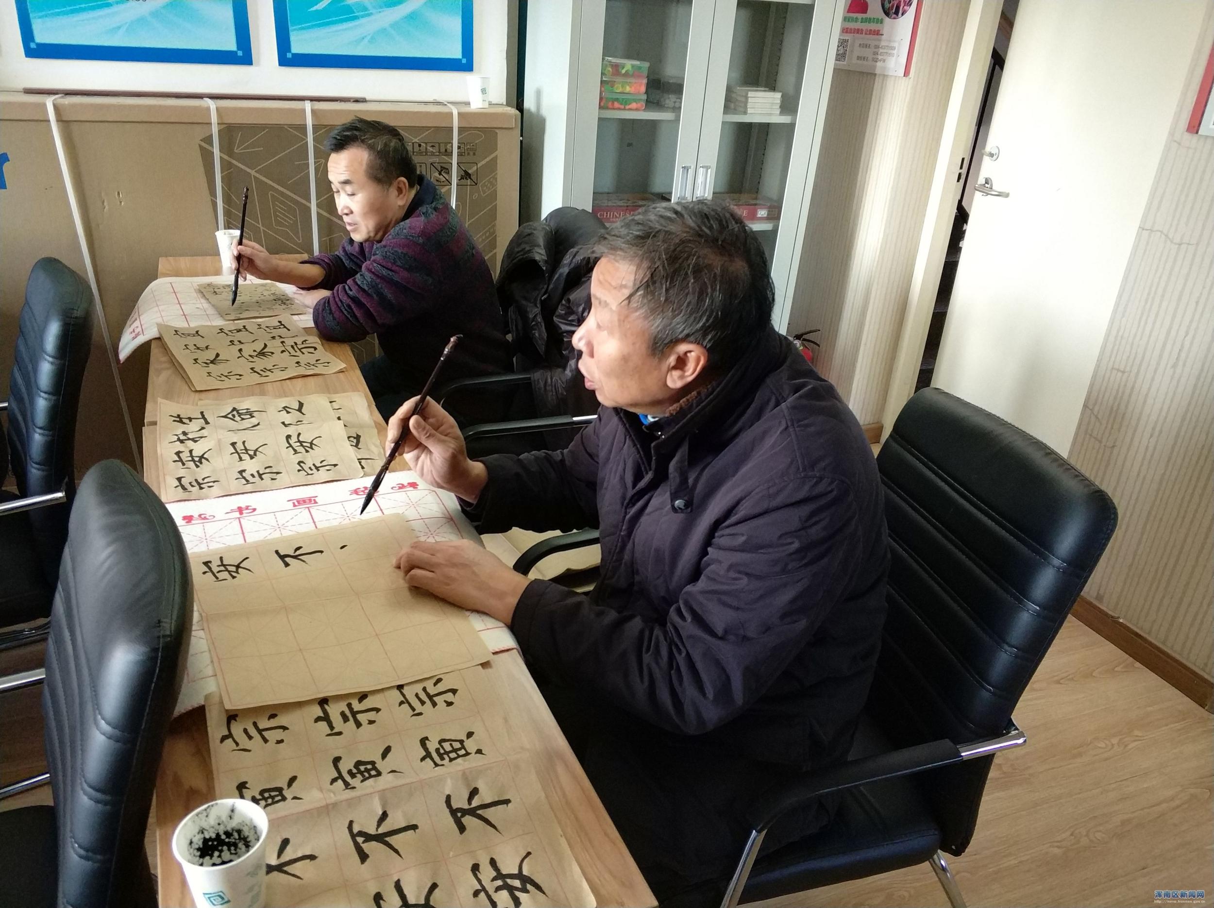 格林英郡社区软笔书法课吸引四代同堂