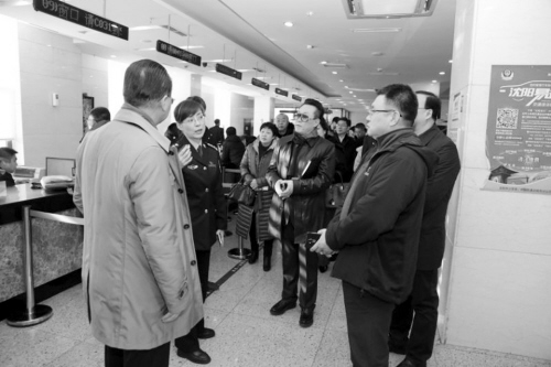 20名代表委员进交警浑南大队自助服务机窗口服务