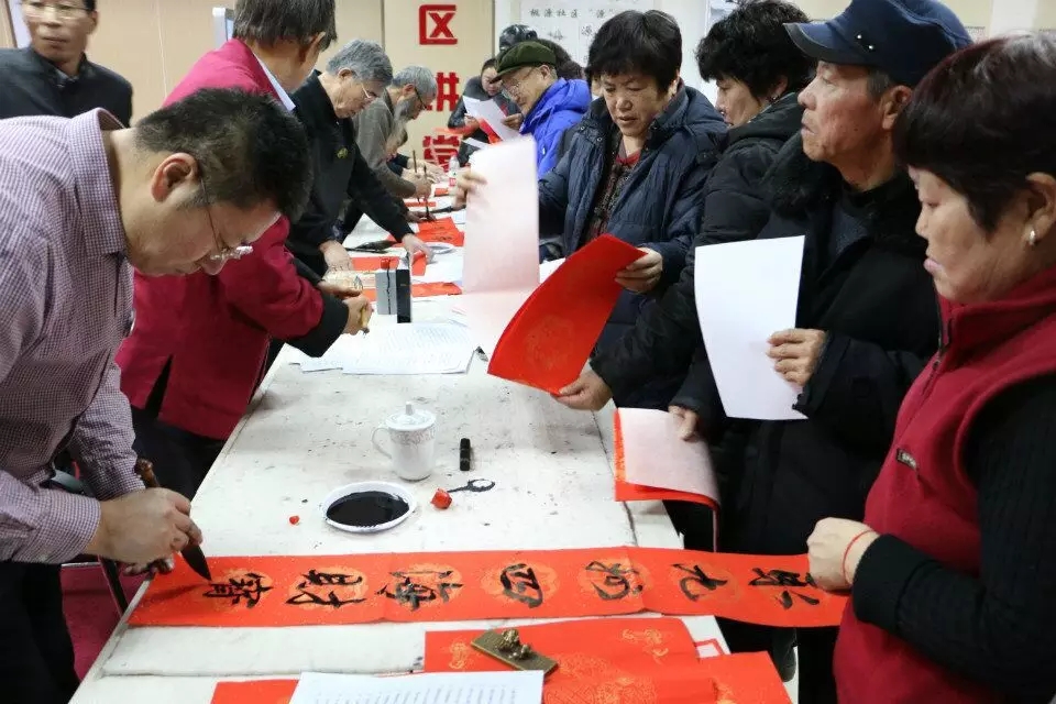浑南区桃源社区联合工会开展“桃源迎新春 送福进万家”惠民义写春联活动