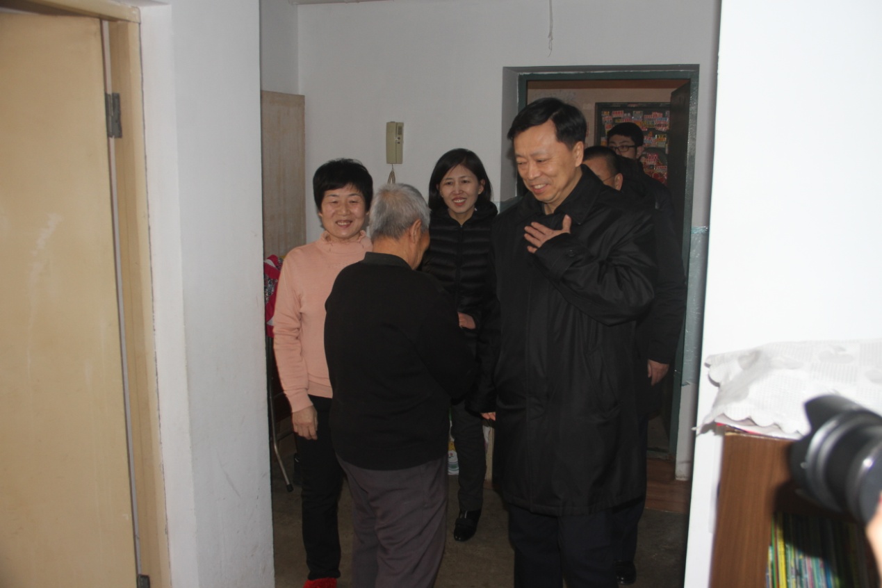 浑南区委书记王一兵走访慰问世纪新城社区低保户