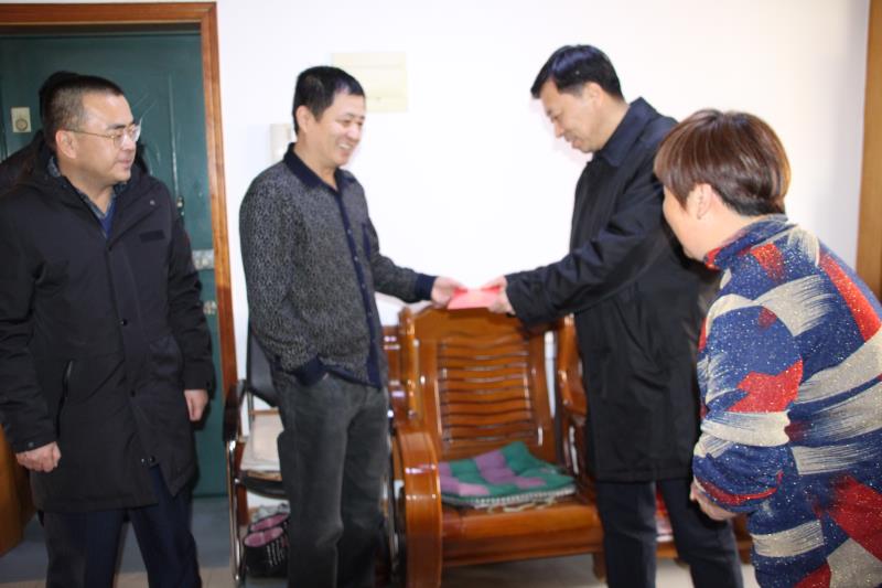 浑南区委书记王一兵走访慰问世纪新城社区困难党员家庭