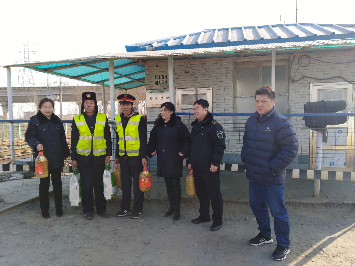 市安监局领导下基层检查铁路道口安全工作并慰问监护员