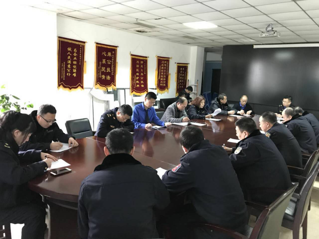 区城管执法局党组在为民服务中为党旗增色添辉