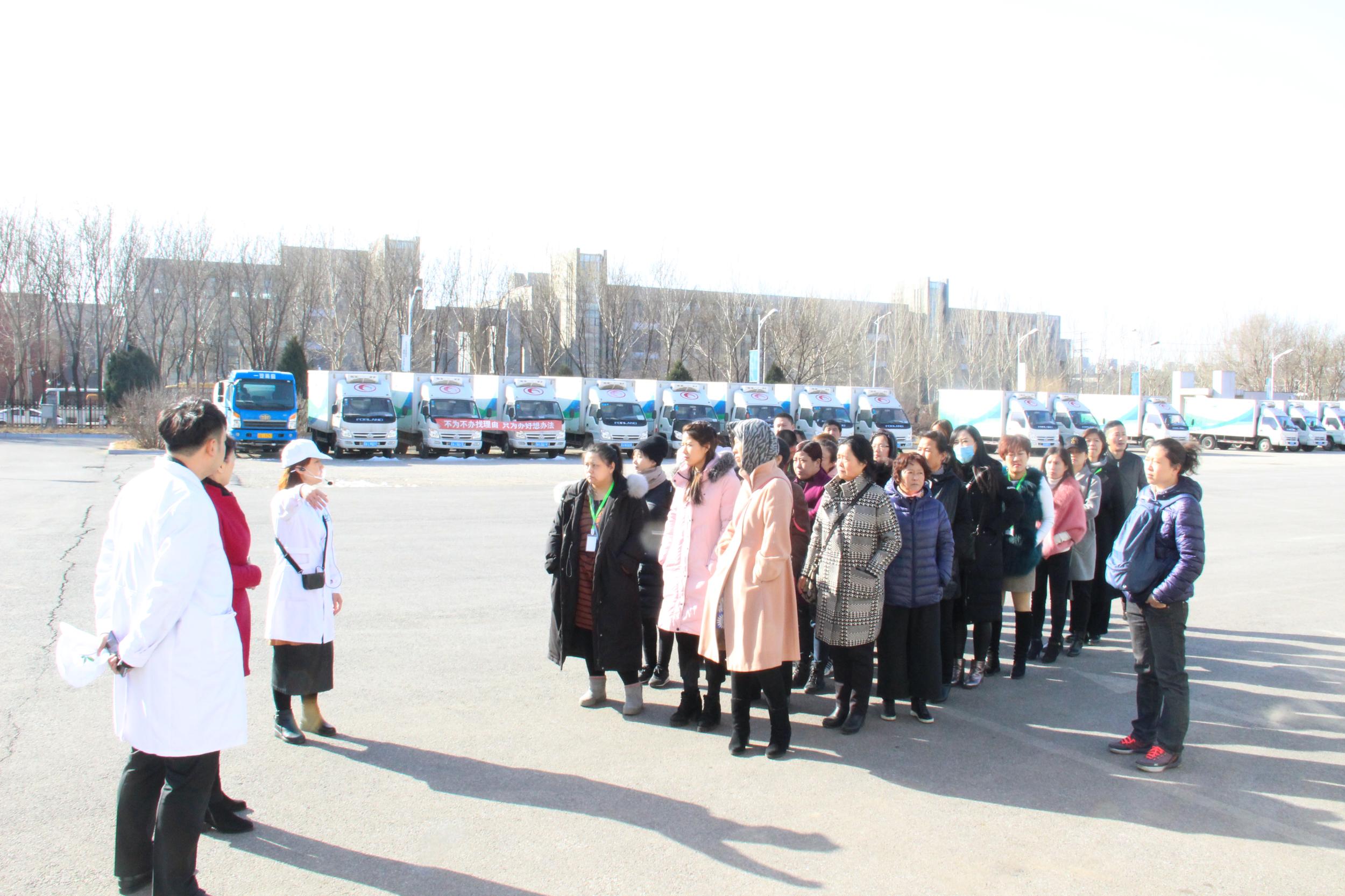 浑南区中小学学生家长参观中央厨房