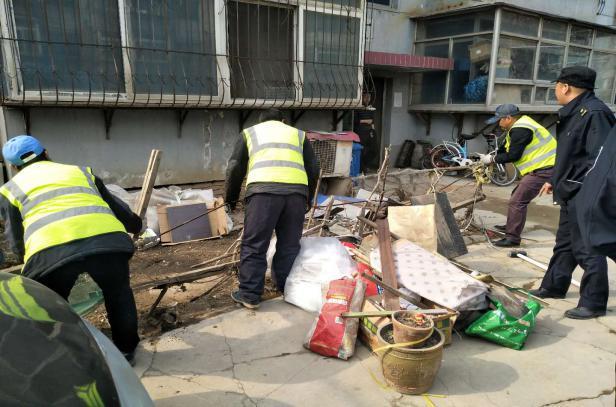 “浑南创卫行”聚焦重点问题 浑河站东街道以老旧小区拆违工作为契机解决群...