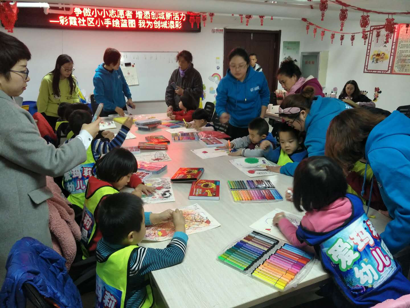 浑河站东街道彩霞社区团支部与共建单位绘智美术青年志愿者联合开展“小手绘...