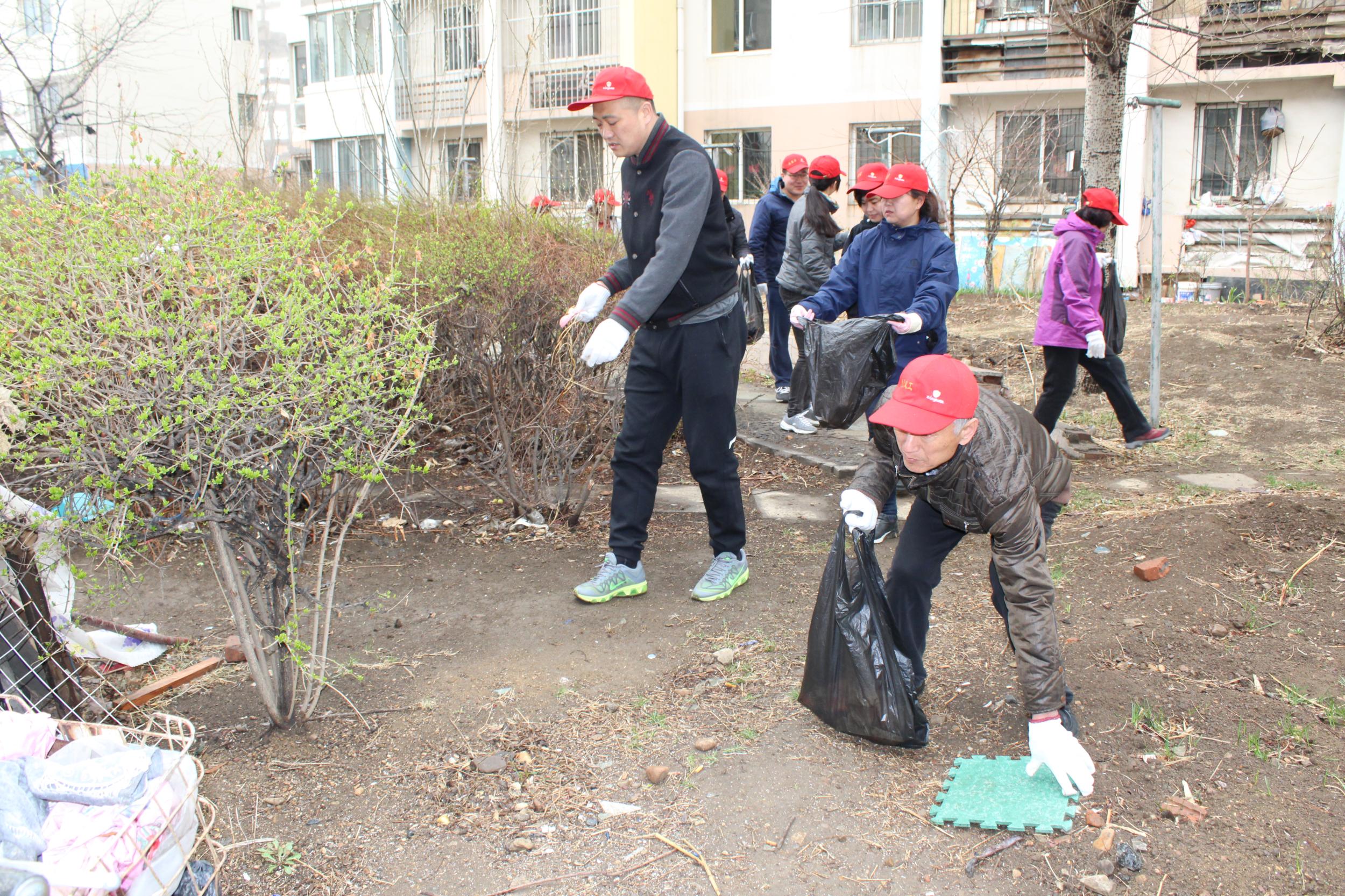 三城联创党员先行绽放党员“责任之花”——城管执法局党委开展社区奉献日活动