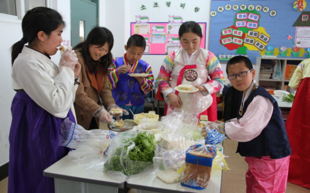 朝鲜族学校开展“体验美食制作助力三城联创”活动