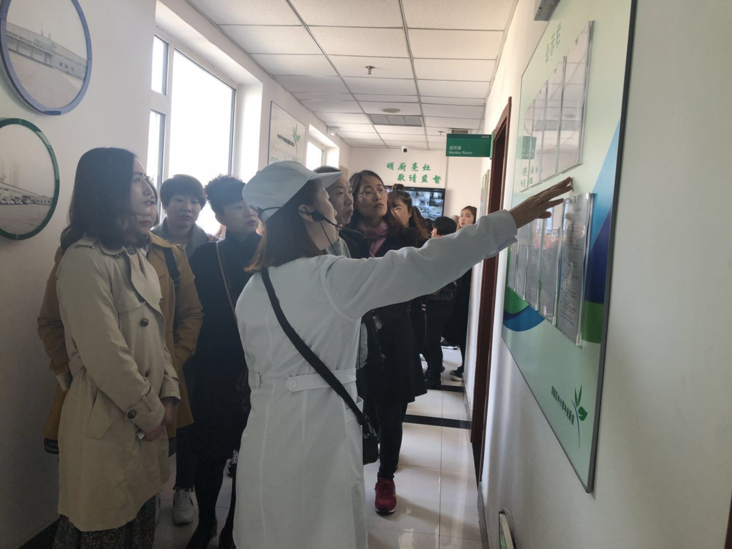 接待浑南区中小学学生家长到中央厨房参观