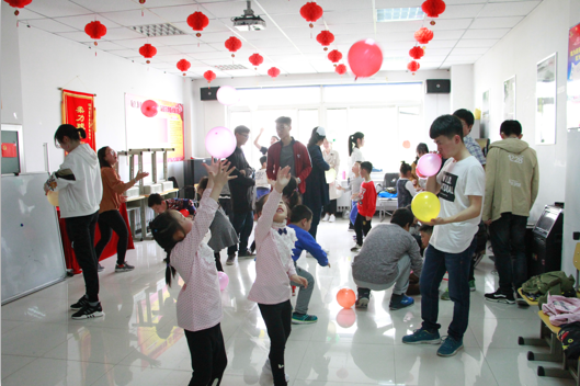 糖厂子社区团支部与东北大学志愿者开展“活力激扬，寓教于乐”五四青年节活动