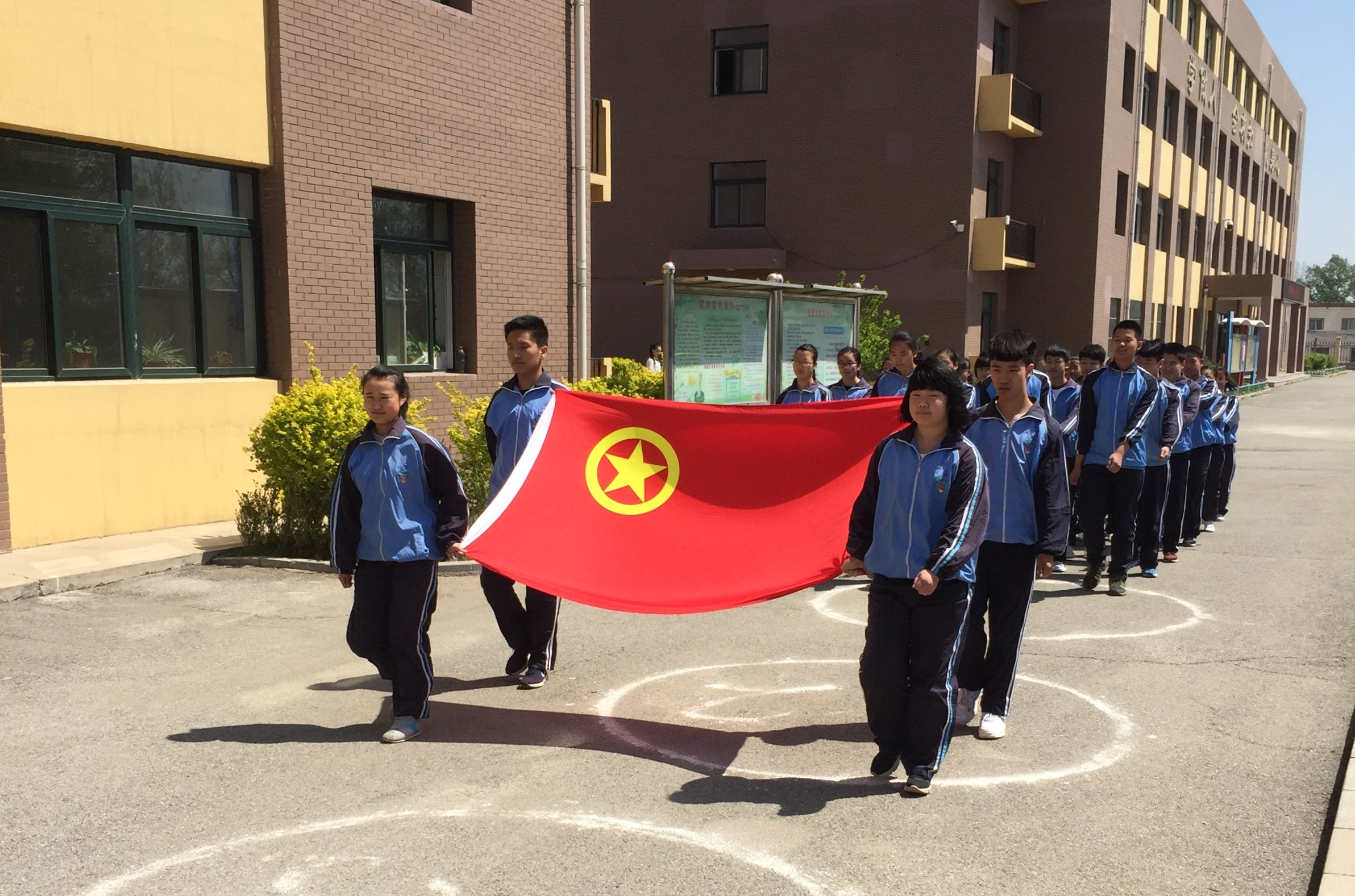 浑南区英达中学举行“不忘初心跟党走，青春共筑中国梦”主题新团员入团宣誓...