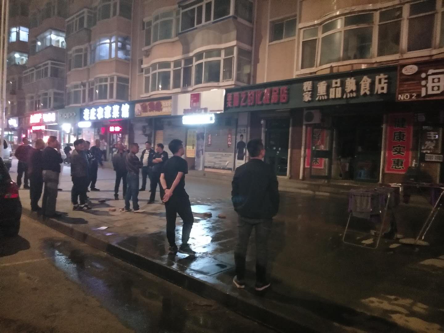 白塔街道创城工作之连夜解决白塔佳园小区突发漏水