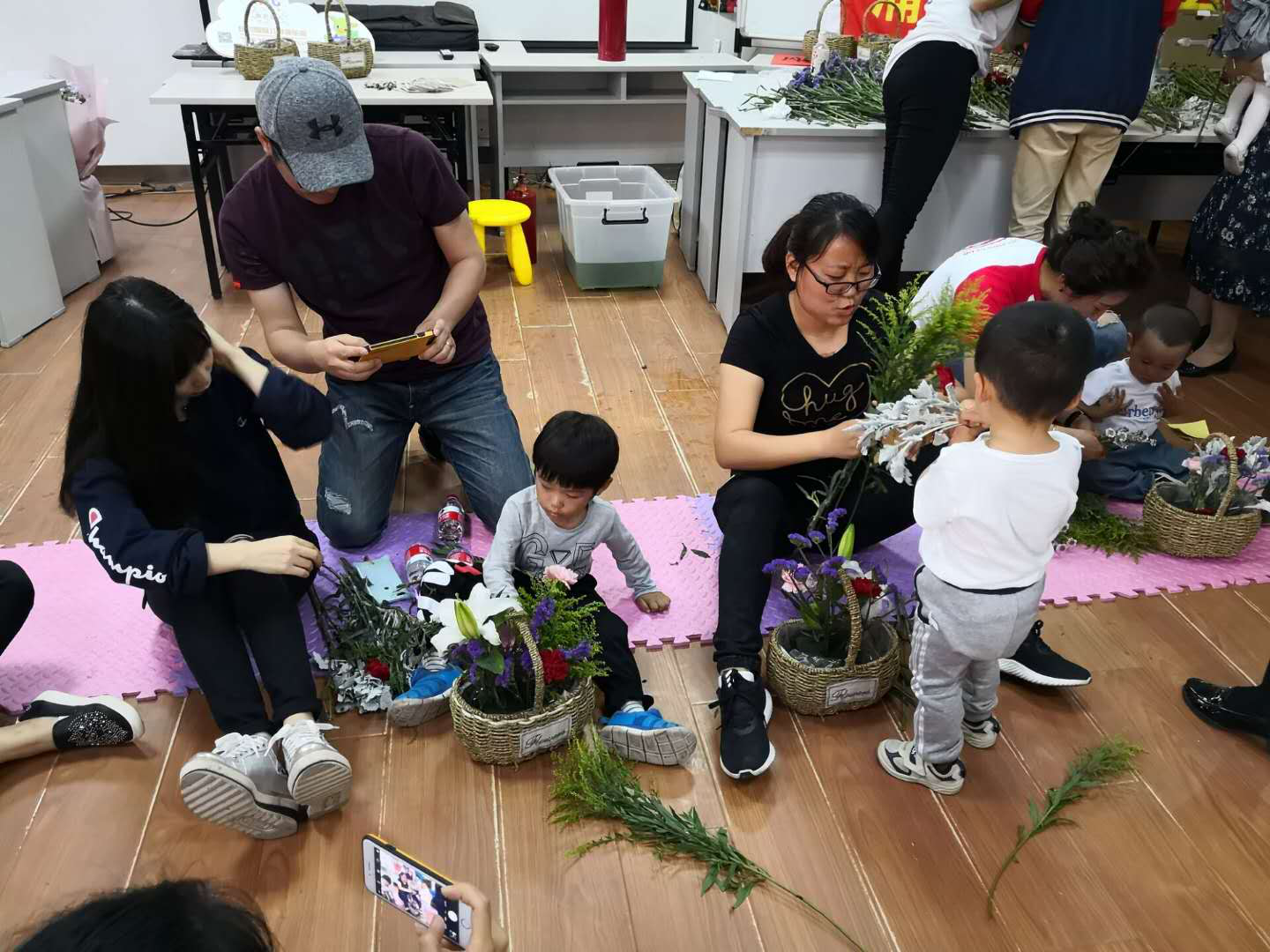 浑河站东街道浦江社区团支部联合美国科蒂英语浑南旗舰校举办“感恩母爱、祝...