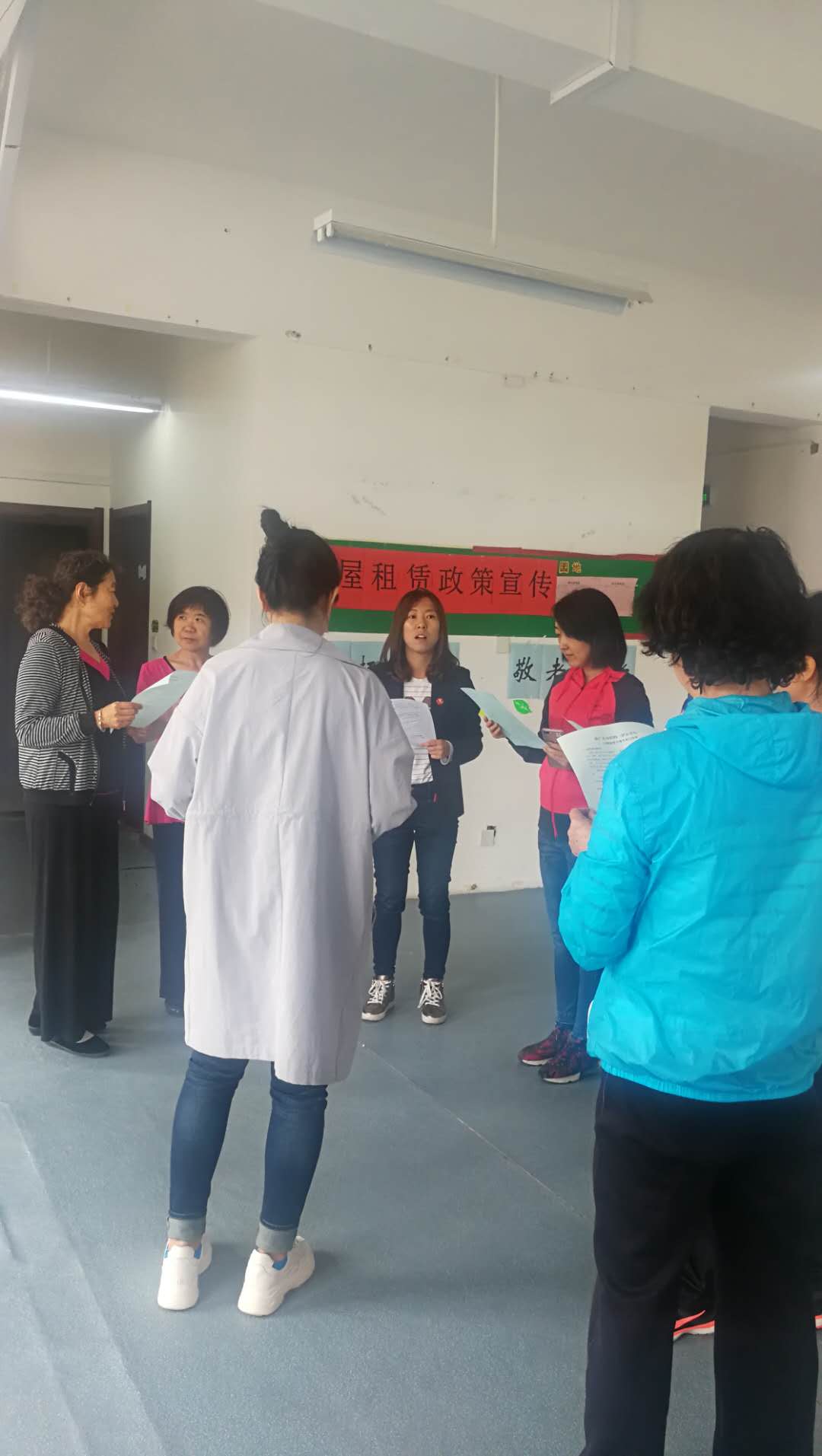 浑河站东街道库榆社区团支部开展扫黑除恶专项斗争宣传活动助力三城联创