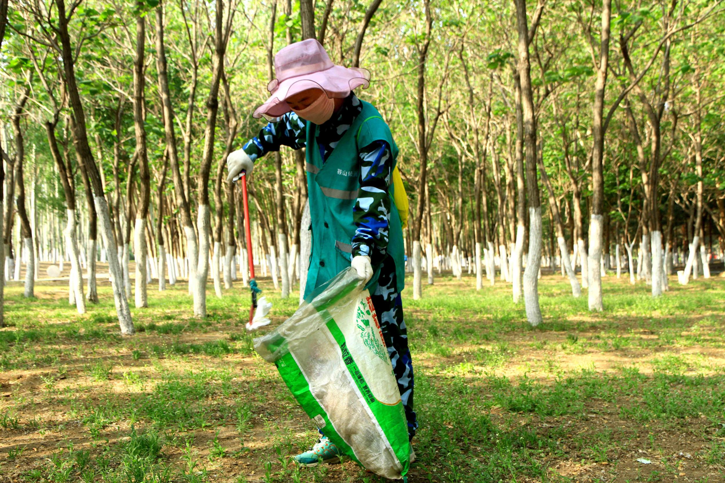“环保姐”一天捡拾公园垃圾达十袋