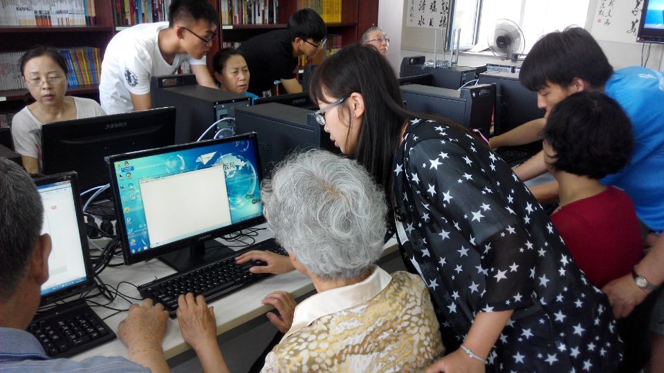 浑河站东街道浑河堡社区团支部联合杏林学院开展老年人电脑培训活动