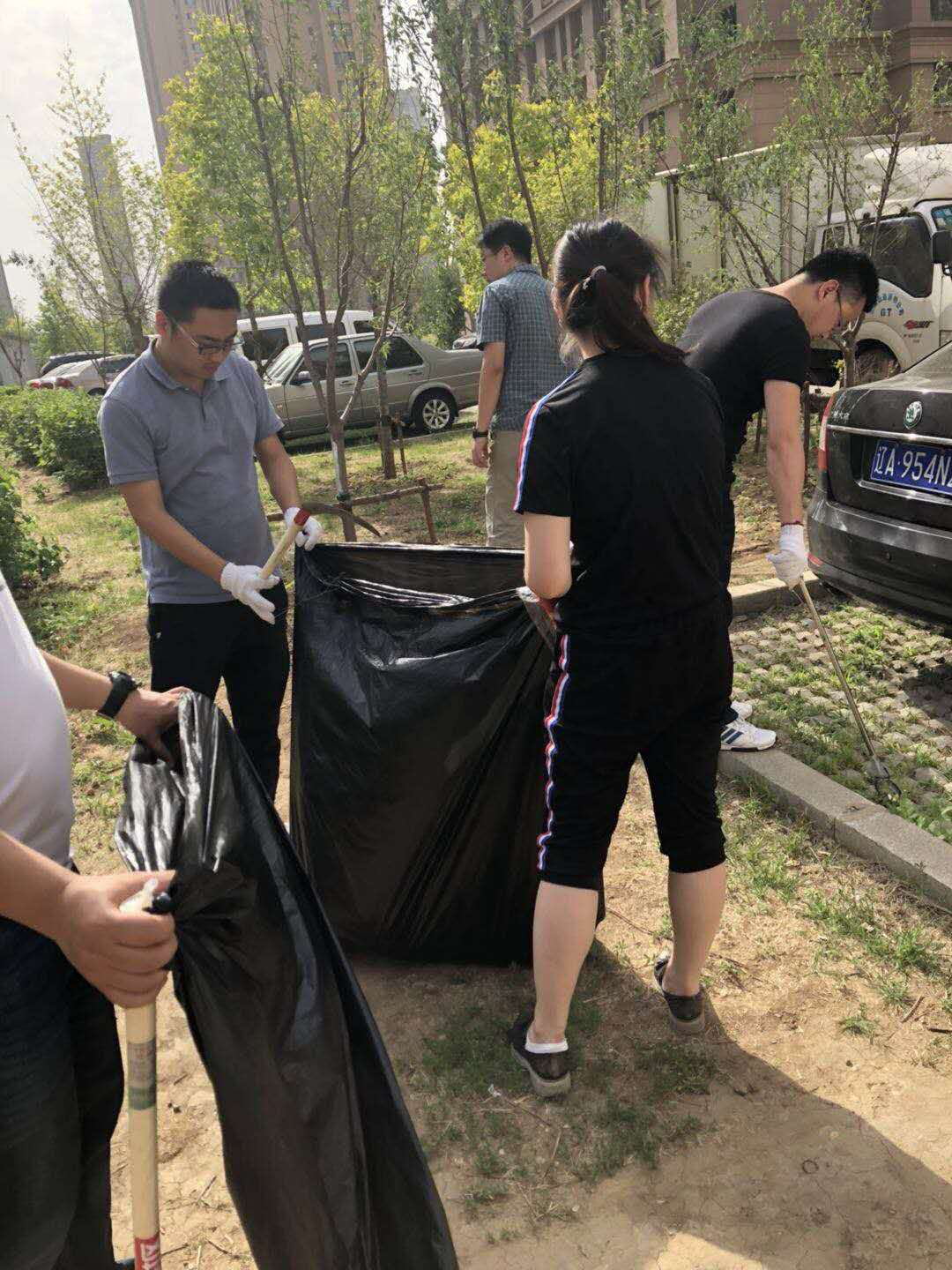 浑南国资局团委开展“创城攻坚青年先行”志愿服务行动