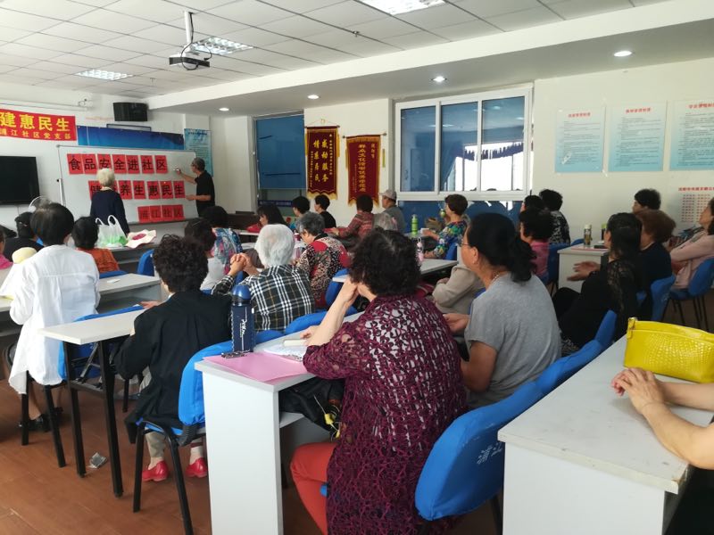 浑河站东街道浦江社区团支部联合战友医院开展“食品安全进社区，健康养生惠...