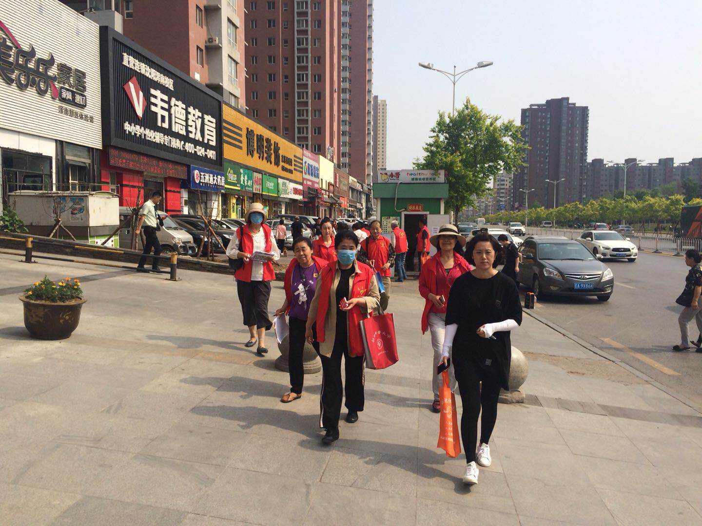 五三街道彩霞社区工青妇开展“三城联创食品安全”主题宣传行动