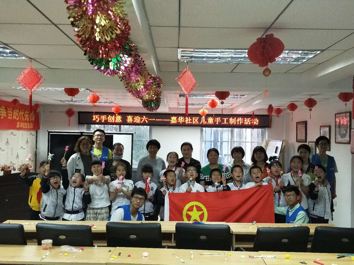 沈阳理工大学第二批志愿服务团队进驻五三街道嘉华社区开展“巧手创意喜迎六...