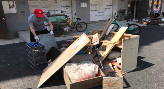 干群同力美化家园齐心创城——白塔街道联合区执法大队开展美化家园清理楼道...