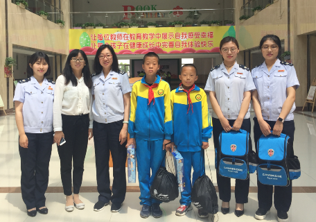 区国税局大手牵小手爱心志愿行