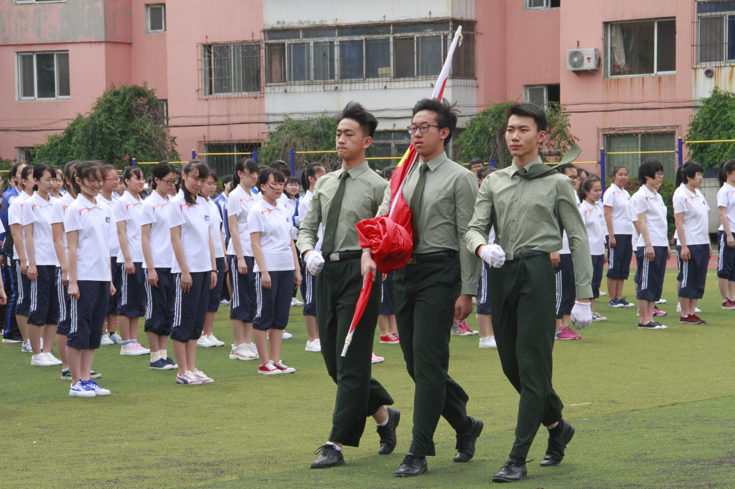 笑迎高考感恩前行圆梦青春——沈阳市第五十一中学举行迎接高考主题升旗仪式