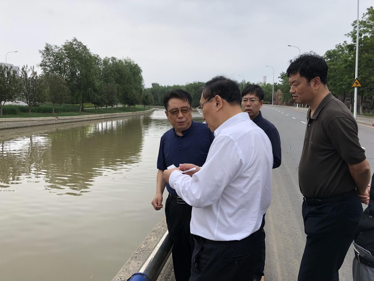 姜军河长巡查白塔堡河