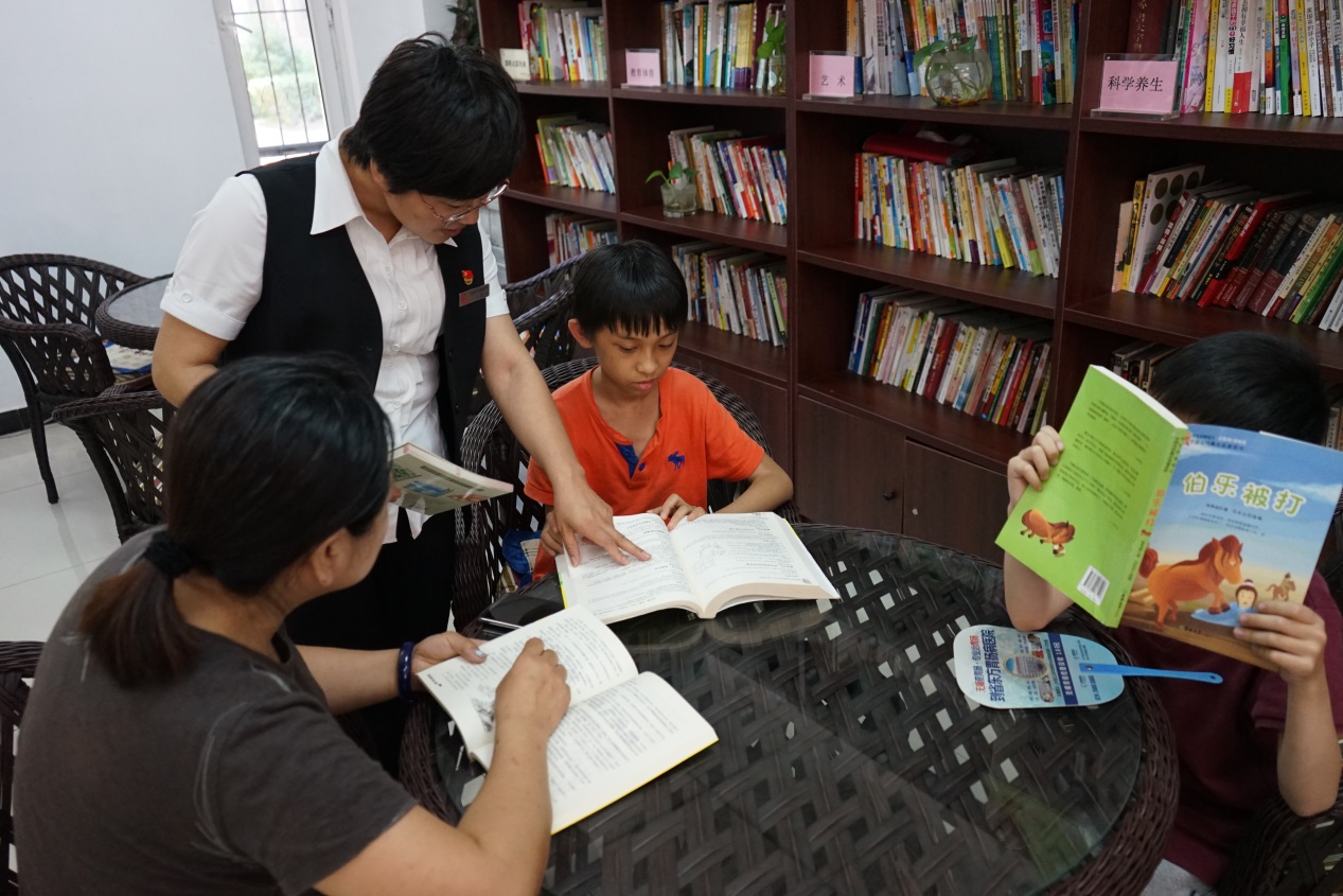 五三街道河畔新城社区团支部开展“让青春遇见经典用书籍滋润心灵”读书活动