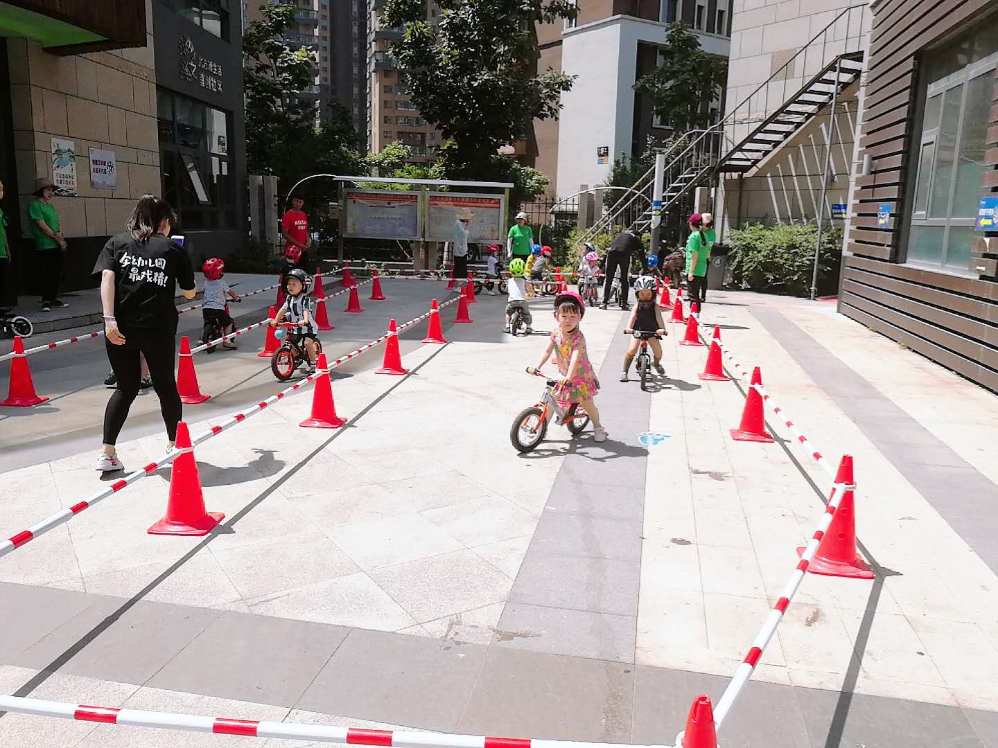 浑河站东街道首创国际社区团支部携手圣朗幼儿园开展“将爱心进行到底儿童平...