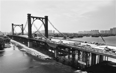 东塔跨浑河桥桥面贯通