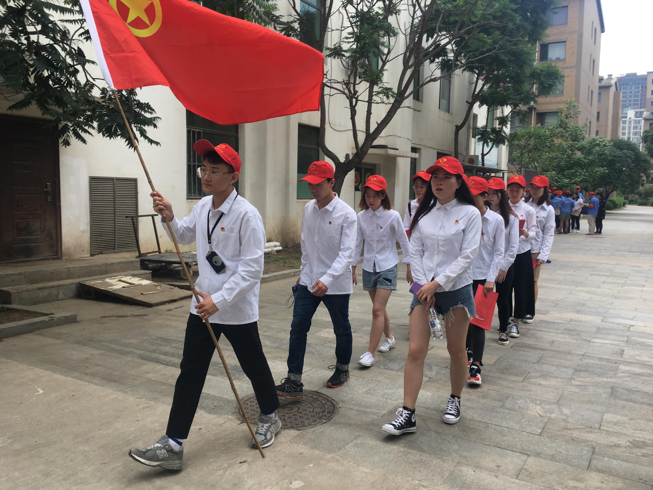 五三街道富都丽景社区团支部与沈阳建筑大学第二批志愿服务团队开展“放飞青...