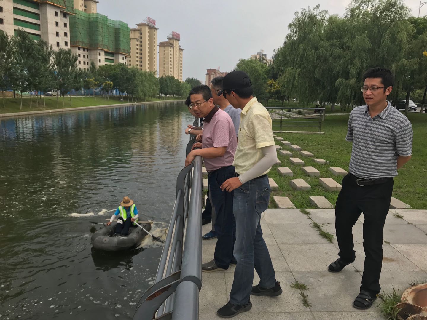 省水利厅基层服务组检查验收浑南区河湖垃圾清理专项行动现场