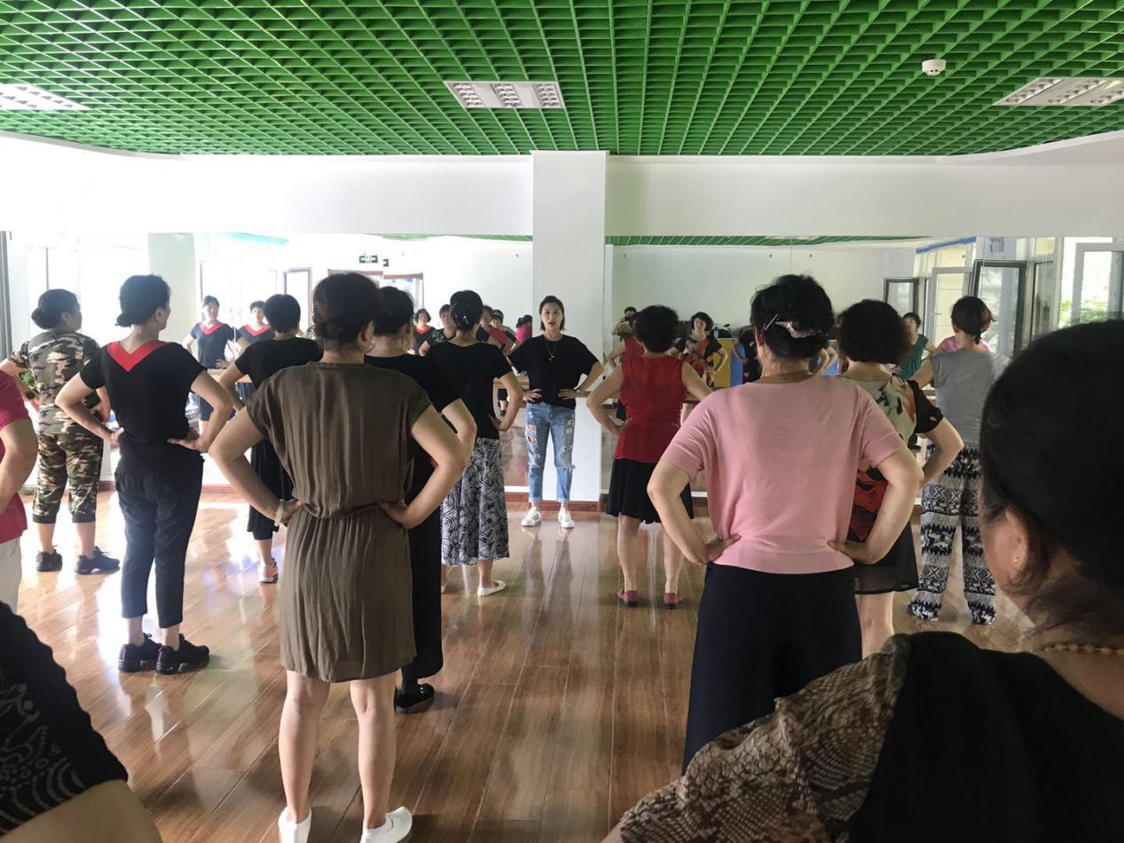 五三街道奉天九里社区工青妇邀请沈阳音乐学院老师进社区开展舞蹈培训活动