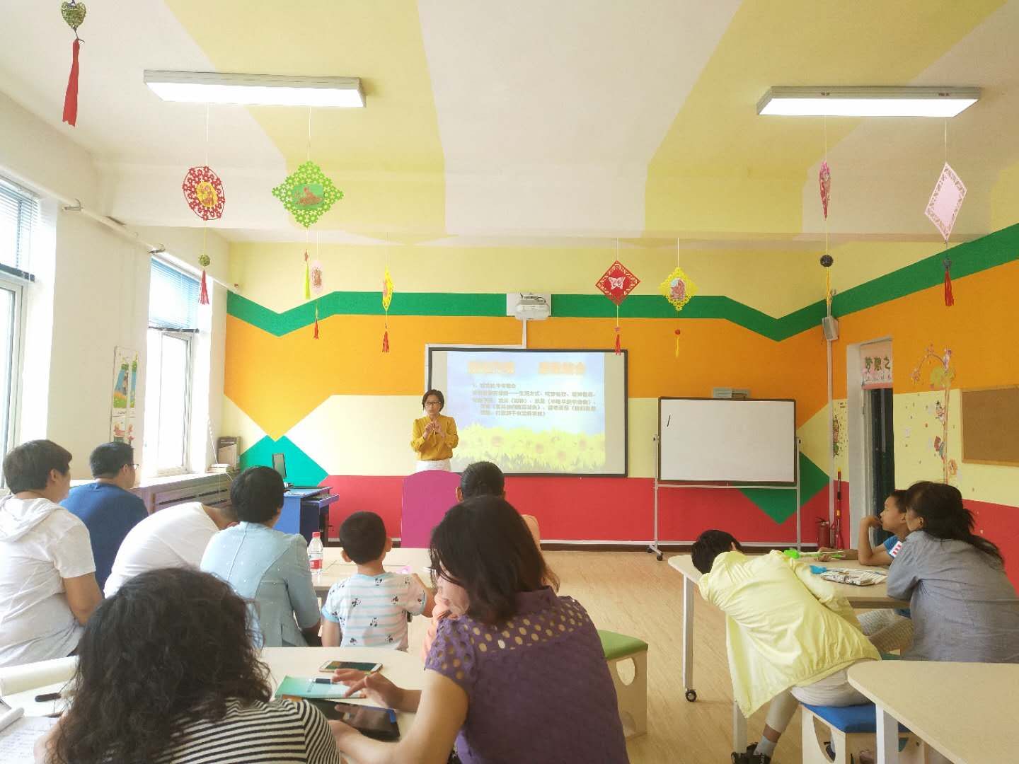 同在蓝天下牵手共成长——阳光学校开展家长开放日活动