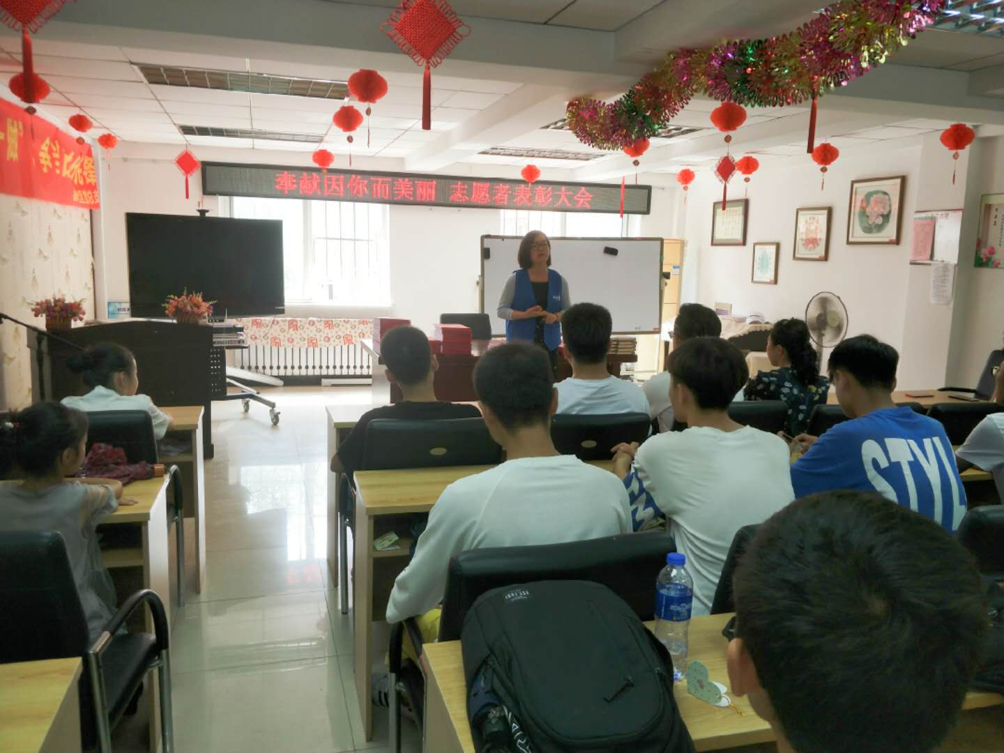 奉献因你而美——嘉华社区团支部联合社区儿童服务站开展志愿者表彰大会