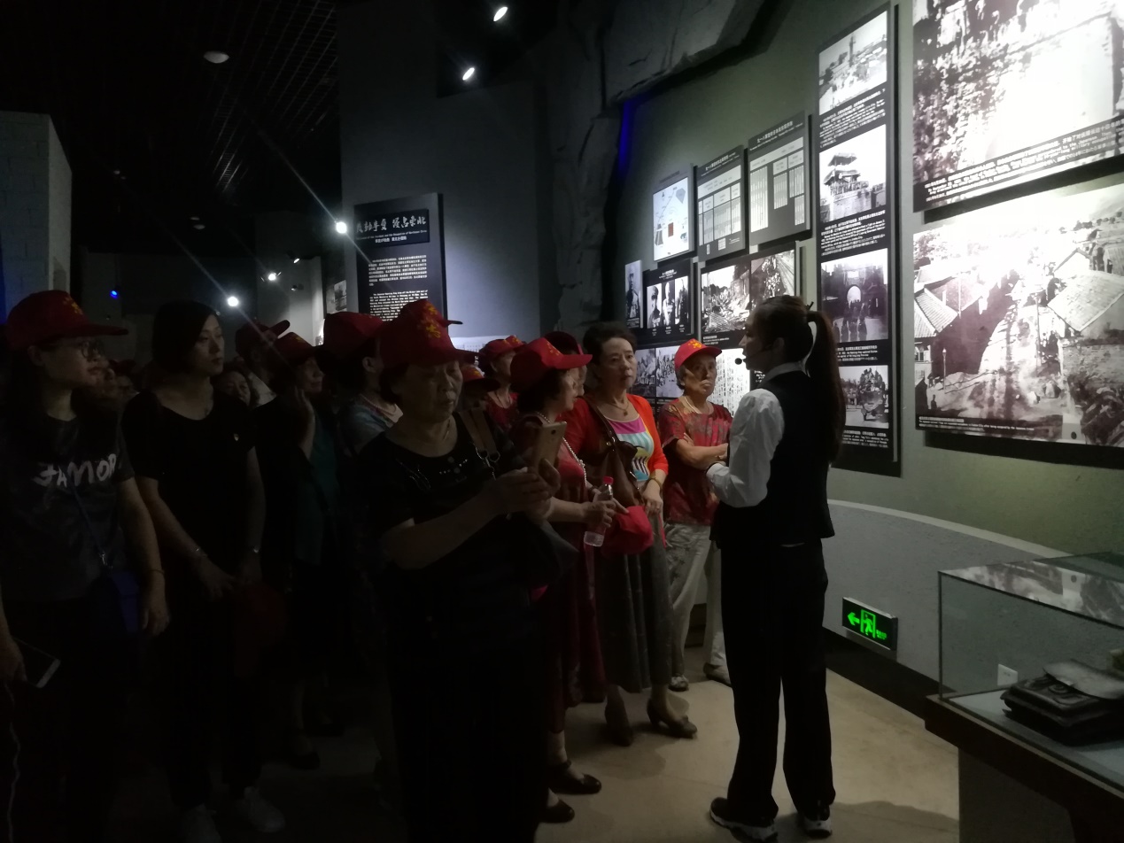 浑河站东街道浦江社区团支部开展“参观红色基地，接受革命洗礼”主题教育活动