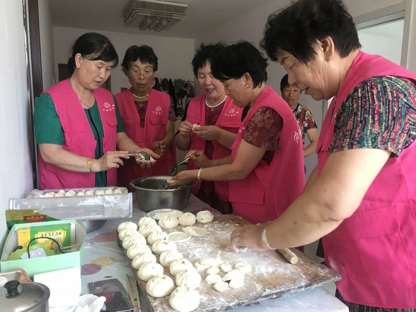 妇联上门献爱心 美味饺子迎“头伏”