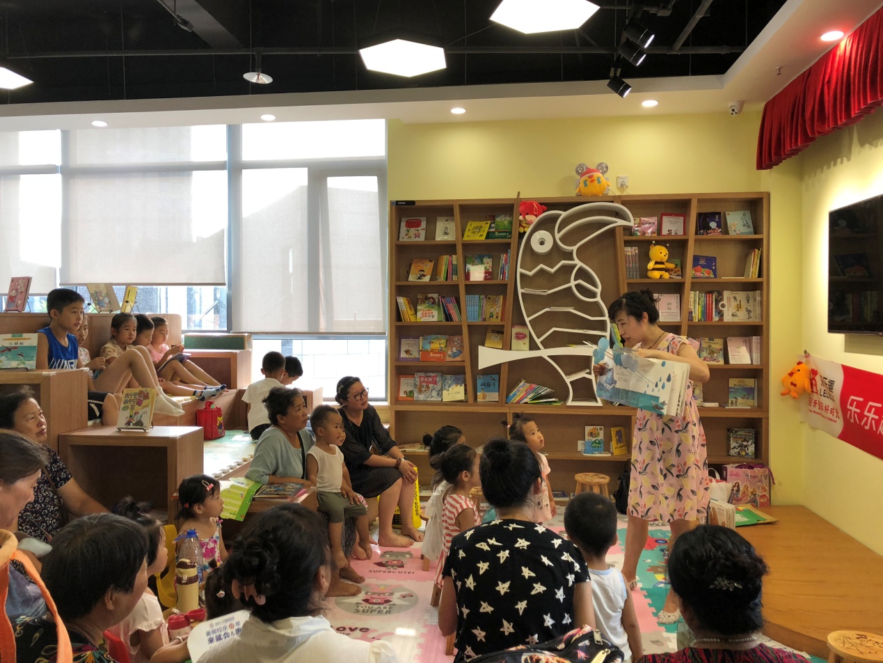 首创国际社区工青妇开展“爱心陪伴共享阅读”关爱未成年人志愿服务活动