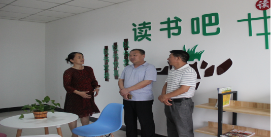 区总工会副主席付小平为“吴冬劳模创新工作室”授牌