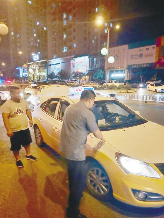 沈城“零点行动” 查处非法营运车辆36台次——交通局浑南分局的执法人员一...