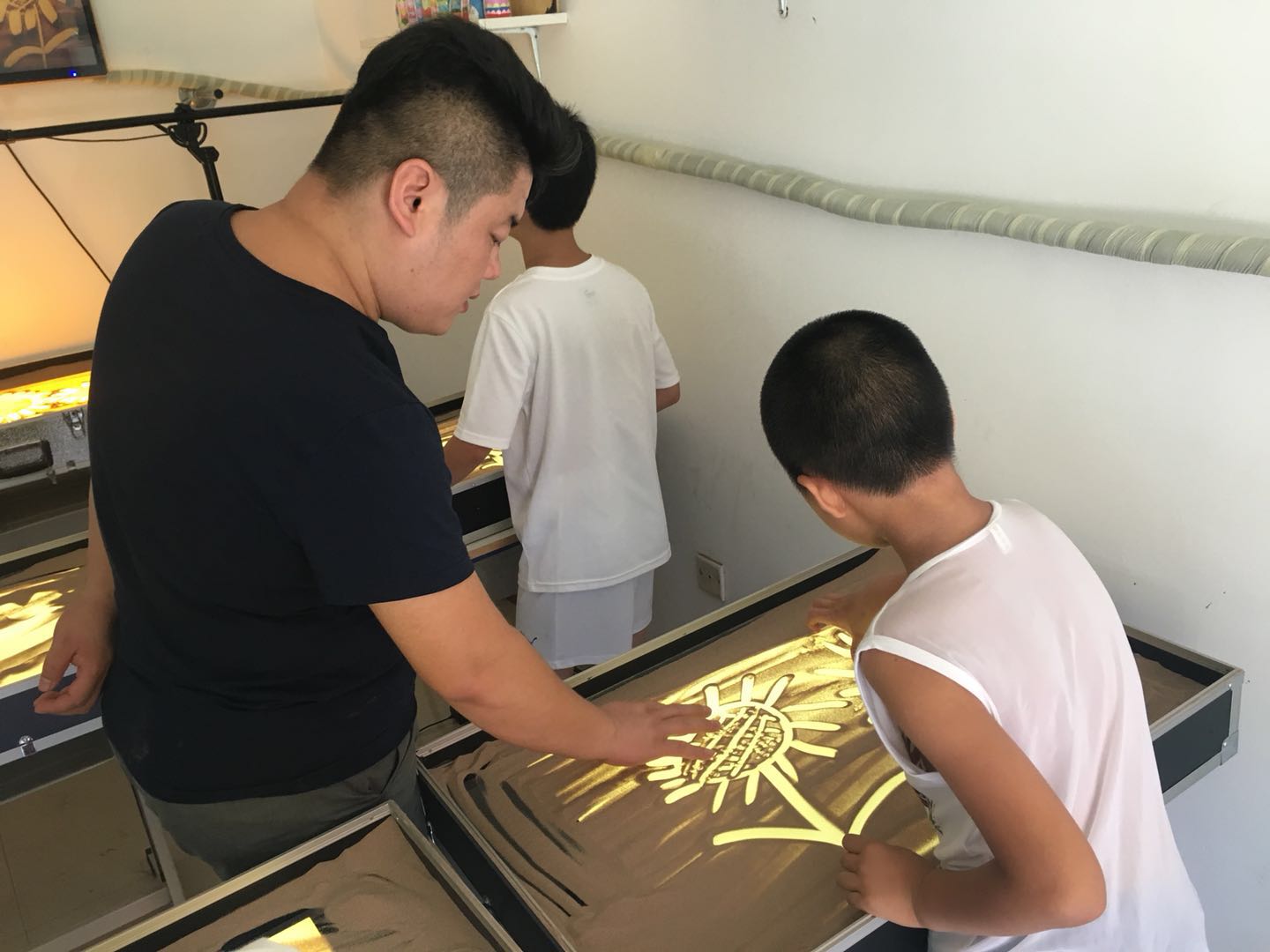 新塔社区携手烁沙画室开展“为八一建军节献礼”青少年沙画体验课活动