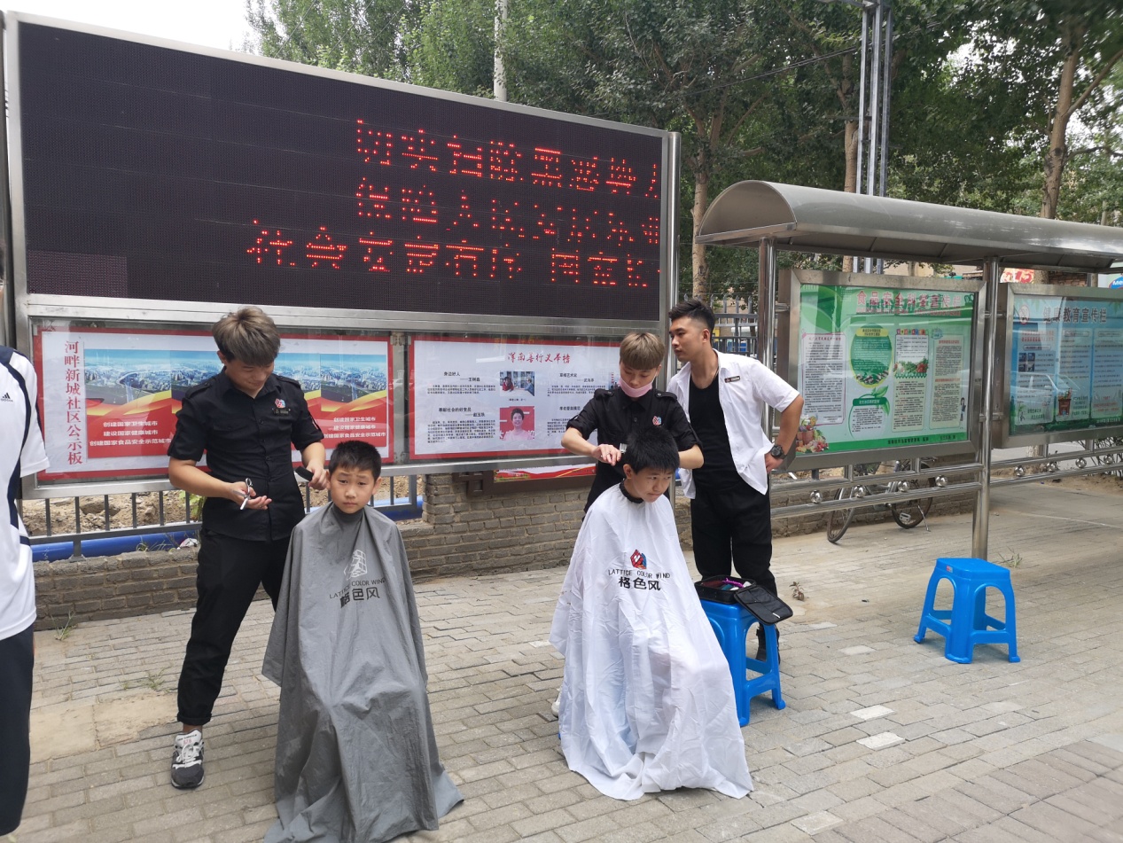 浑南团区委“两代表一委员”进社区免费理发暖民心