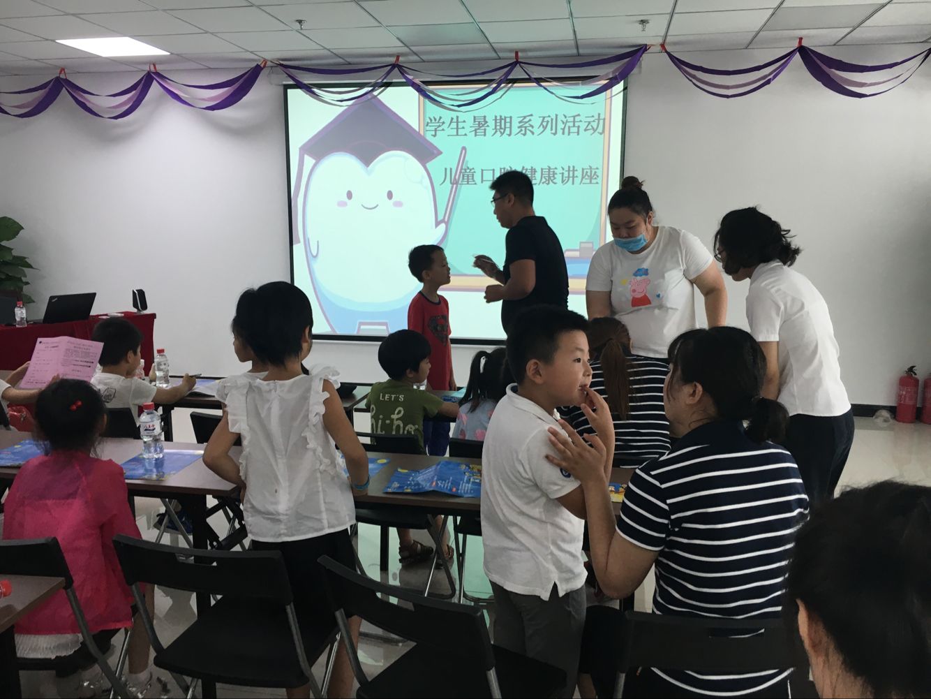 浦江社区团支部携手农商银行、朵朵童世界举办青少年口腔健康知识讲座