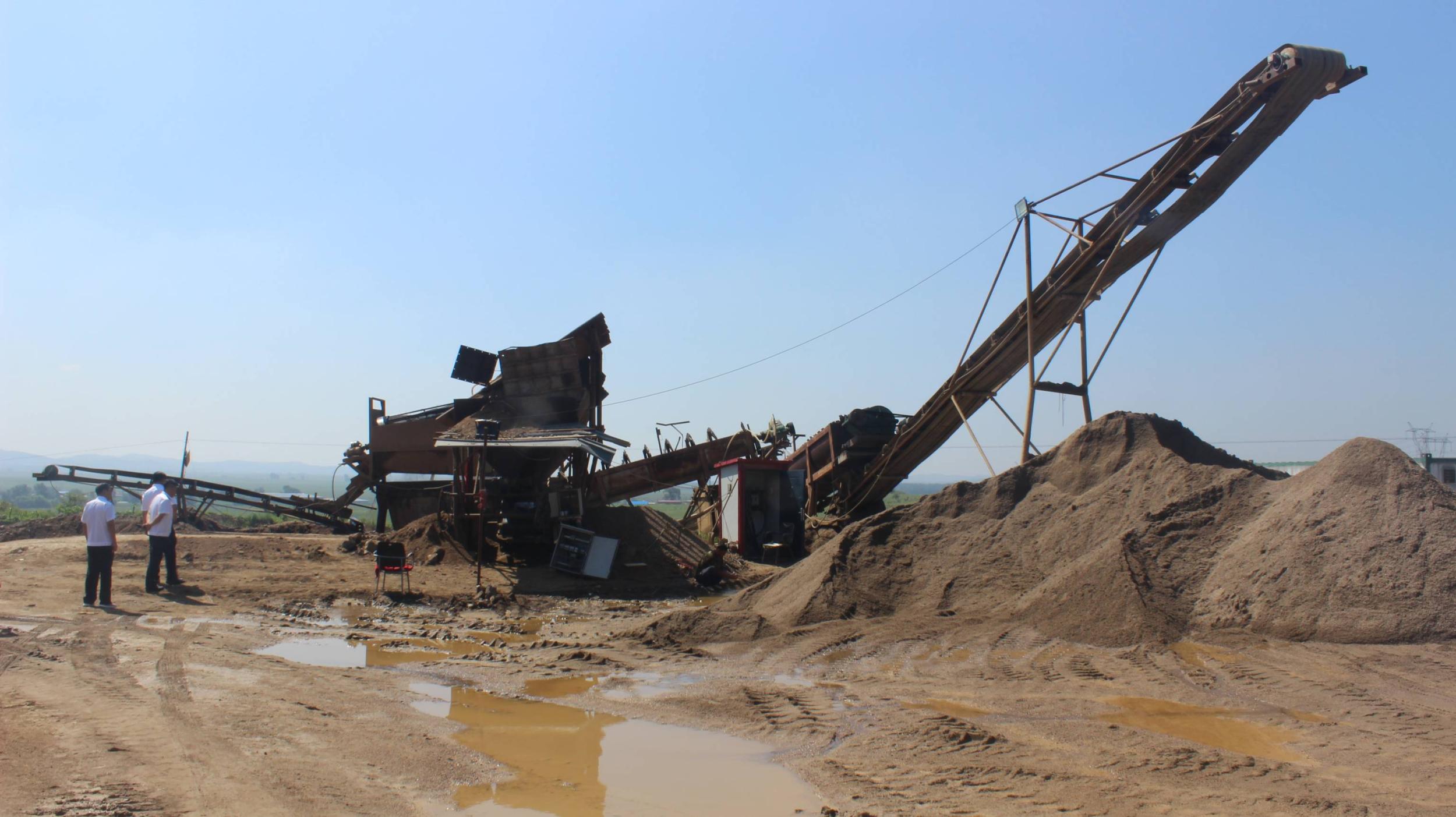 区安监局严厉查处沙场非法违法开采行为