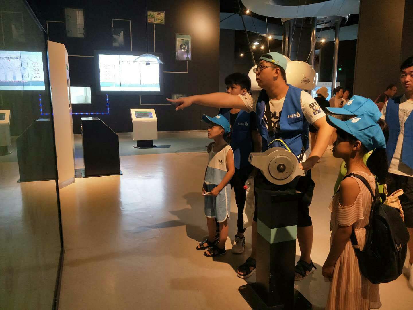 嘉华社区团支部开展未成年科技馆体验活动