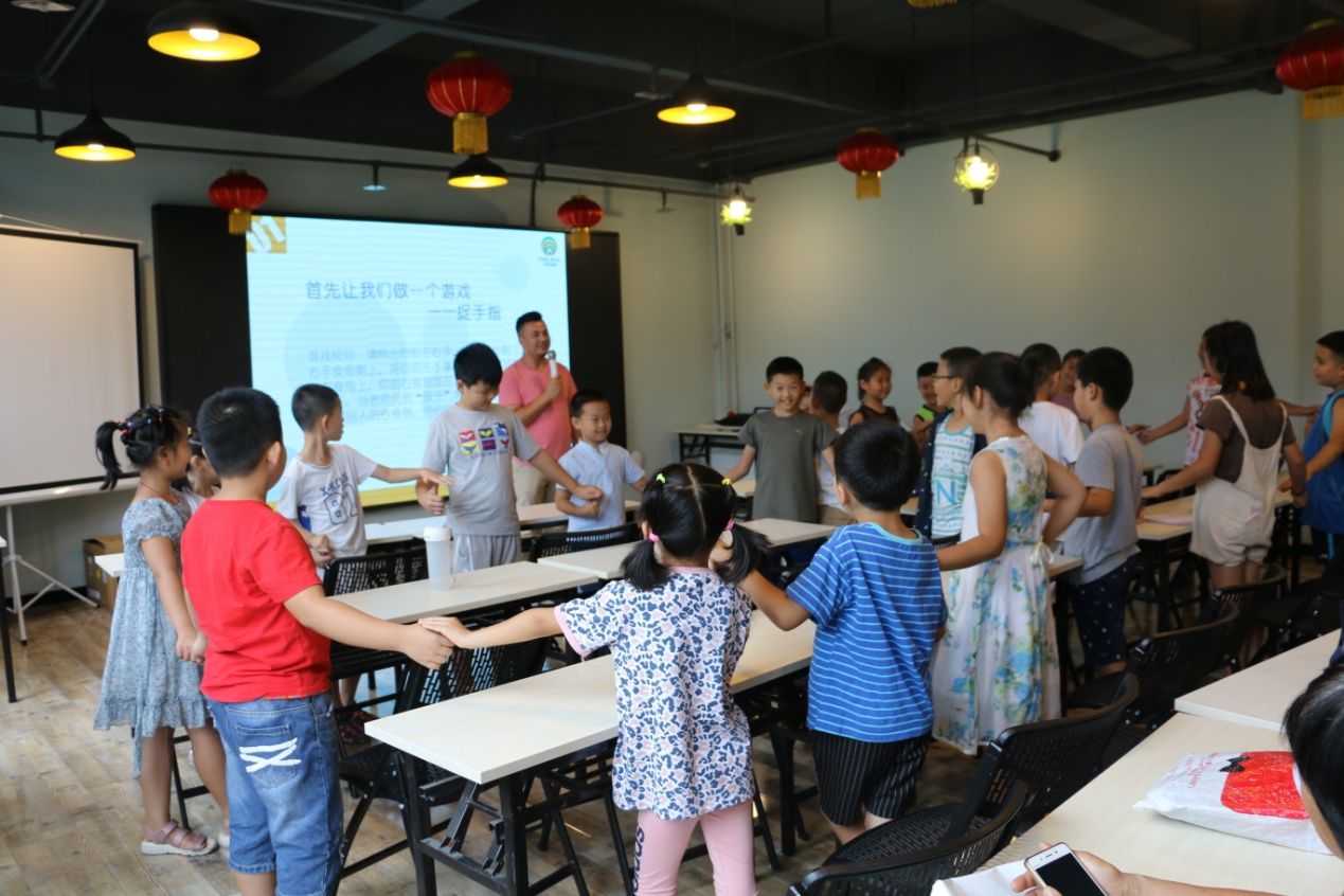“种子”计划志愿者走进首创国际社区开展“如何与父母沟通”青少年心理讲座...