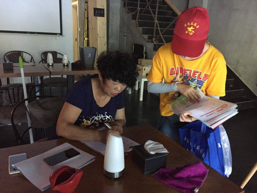 爱家郦都社区开展“清理城市小招贴打好创城攻坚战”志愿服务活动